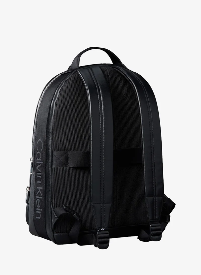 كالفن كلاين حقيبة ظهر دائرية بحزام شعار